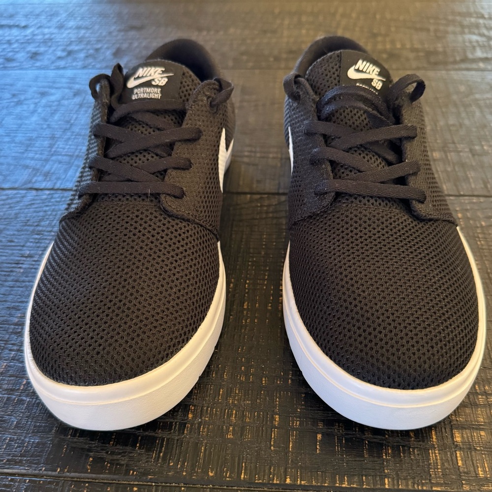 Nike- SB Portmore Ultra Lightweight 
Black with white swoosh and bottoms